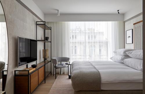 华沙PURO Warszawa Centrum的酒店客房,配有床和电视