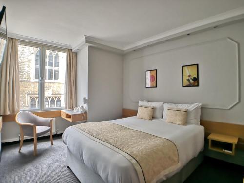 伦敦Lancaster Hall Hotel的一间设有大床和窗户的酒店客房
