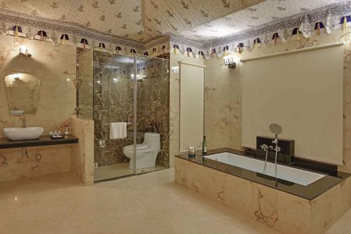 KhilchīpurClarks Safari Ranthambore的带浴缸、卫生间和盥洗盆的浴室