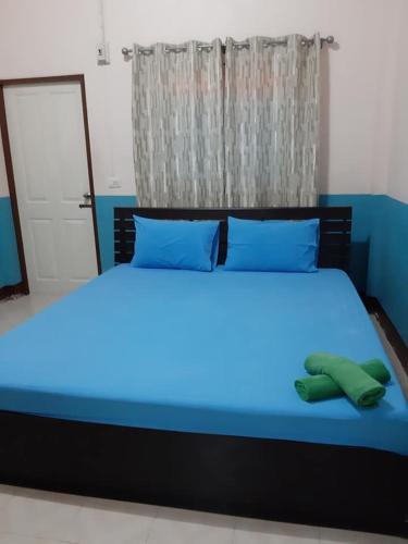 佛丕เพชรสุดาเฮ้าส์的蓝色的床,配有蓝色的床单和蓝色的枕头