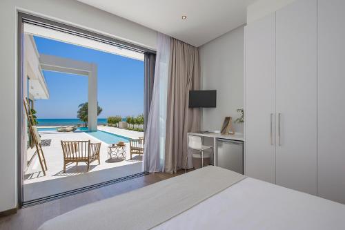 阿依纳帕Eros Cyprus的一间卧室配有一张床,享有海景