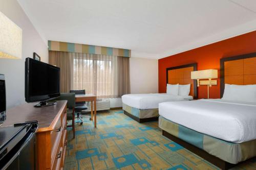 莱克兰莱克兰西拉金塔旅馆及套房的酒店客房设有两张床和一台平面电视。