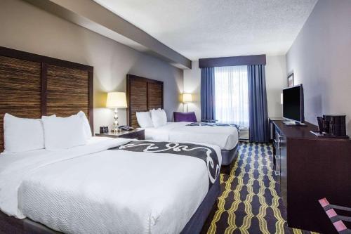 林奇堡林奇堡自由大学拉金塔旅馆及套房的酒店客房设有两张床和一台平面电视。