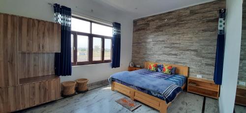 珀勒德布尔IbisHouse Farm Stay的一间卧室设有一张床和砖墙