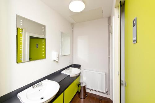 滕比马诺比尔青年旅社的浴室设有2个水槽和镜子