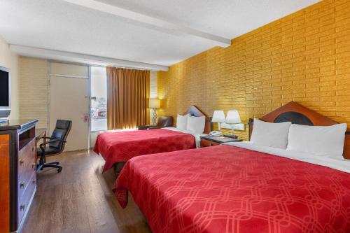 萨默维尔萨默维尔伊克诺汽车旅馆的酒店客房设有两张床和一台平面电视。