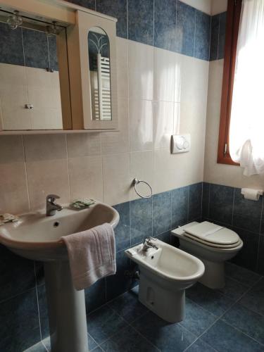 威尼斯阿尔博盖拉威尼斯酒店的一间带水槽和卫生间的浴室