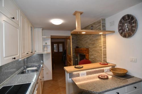 采尔克诺Apartment Perunika的厨房配有水槽和台面