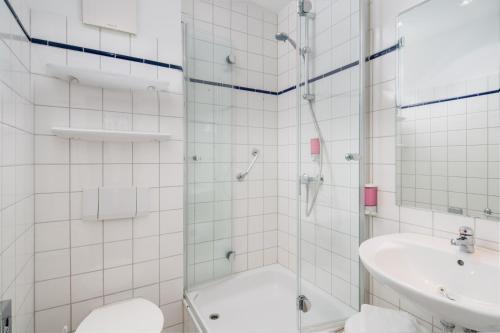 尼布尔尼布勒霍夫酒店的带淋浴、卫生间和盥洗盆的浴室