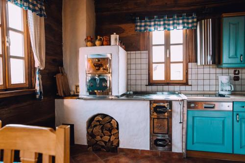 SelnicaKuća za odmor Stara hiža的厨房配有炉灶和烤箱。