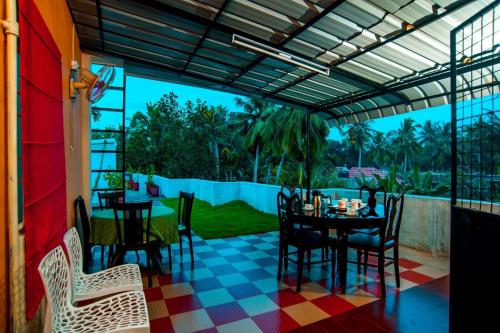 Vasudevam Premium Suites餐厅或其他用餐的地方