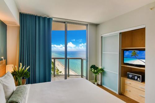 迈阿密海滩阳光岛艾美海滩度假村 的一间卧室设有一张床和一个大窗户
