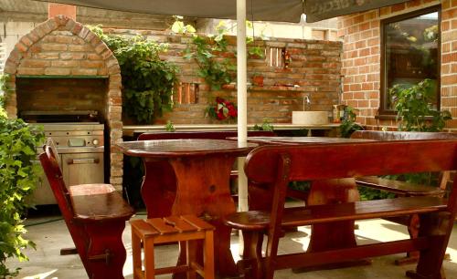 旧瓦马Vila Azaleea的户外厨房配有木桌和椅子