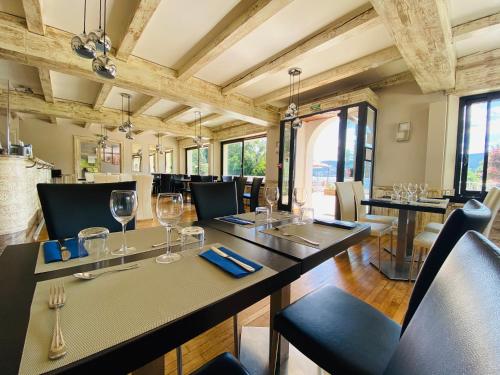 热拉梅Le Chalet au bord du lac的用餐室设有桌椅和窗户。