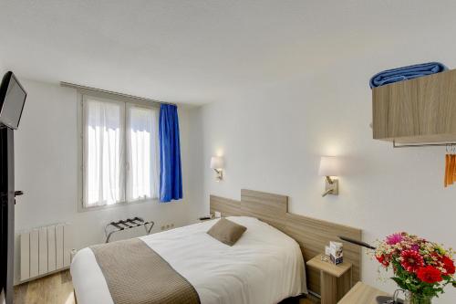 圣布里厄圣布里厄战神广场酒店的酒店客房设有床和窗户。