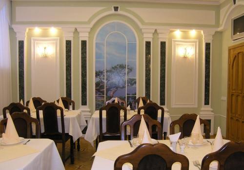 切尔卡瑟Dnipro Hotel的一间会议室,配有桌椅和窗户