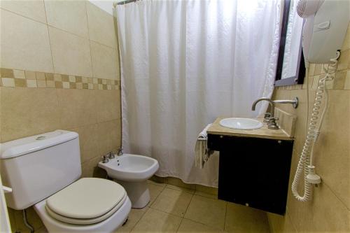 皮纳马尔Hotel Libertador de Pinamar的一间带卫生间和水槽的浴室