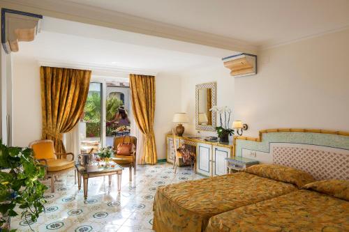 伊斯基亚伊尔莫里思科大酒店的一间卧室设有一张床和一间客厅。