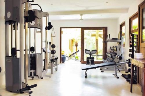 托兰克索UXUA卡萨酒店及Spa的一间健身房,里面配有跑步机和机器