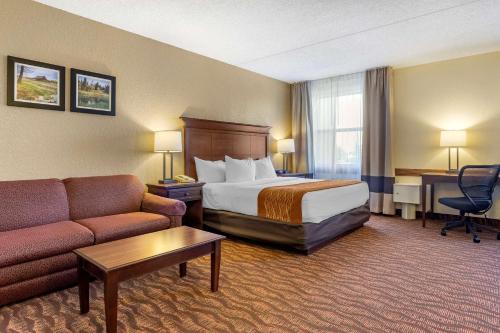 Comfort Inn & Suites Branson Meadows客房内的一张或多张床位