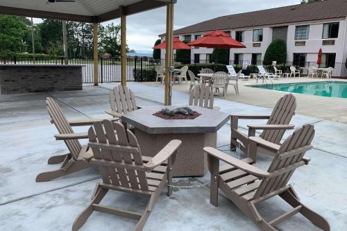 斯普林莱克Sleep Inn & Suites Spring Lake - Fayetteville Near Fort Liberty的一个带桌椅的庭院和一个游泳池