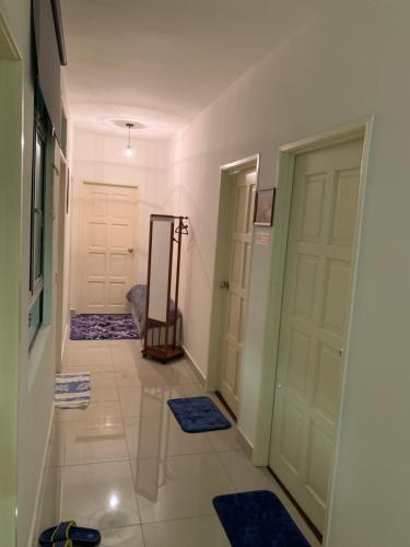 峇六拜TR Penang House for Large Family Getaways的走廊上设有两扇门,地板上铺有蓝色地毯