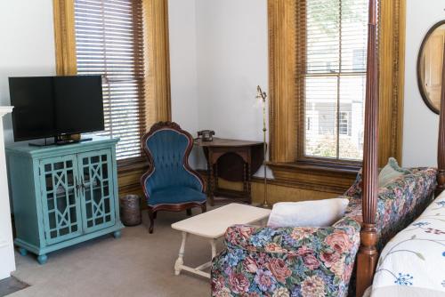 The Mulberry Inn -An Historic Bed and Breakfast的电视和/或娱乐中心