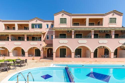 阿普索斯BELLA De LUX APTS的大楼前设有游泳池的酒店