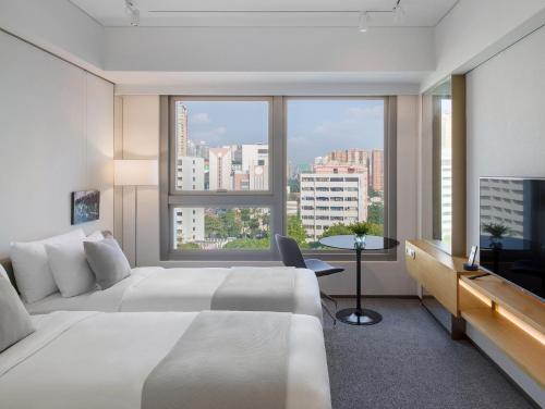香港登台的一间酒店客房,设有一张大床和一个大窗户