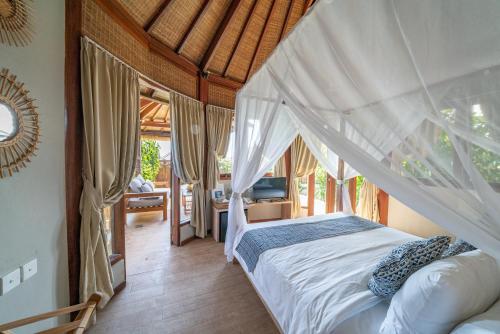 蓝梦岛Blue Lagoon Avia Villas的一间卧室配有一张带蚊帐的床