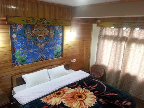 大吉岭Hotel Taktsang Darjeeling的一间卧室配有一张壁画床
