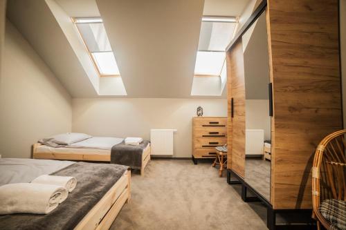埃尔布隆格Hostel pod Cisem的阁楼卧室设有两张床和天窗。