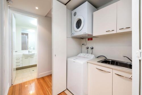 Fremantle Harbourside Luxury Apartments的厨房或小厨房