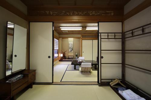 京都宿屋枳壳庄酒店的一间设有门的房间,可通往客厅