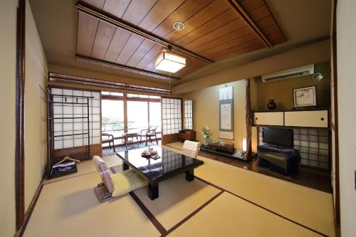 京都宿屋枳壳庄酒店的一个带桌子和沙发的大客厅