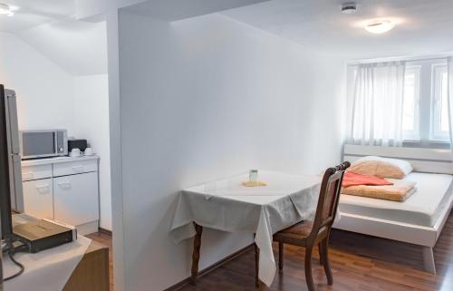 汉诺威Restaurant Trocadero的一间白色的小房间,配有桌子和窗户