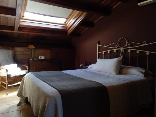蒙福特·德·莱蒙斯Hostal Medievo的一间卧室设有一张大床和一个窗户。