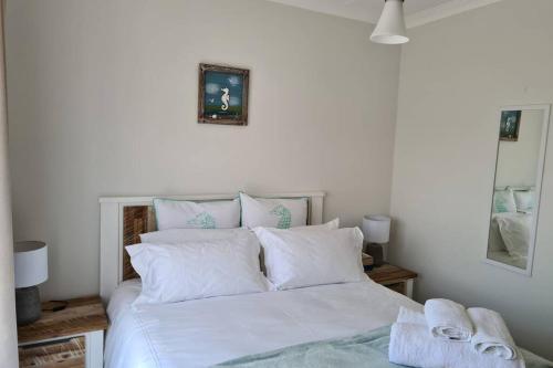 比勒陀利亚The Blyde - Little Place, Lots of Relaxation的卧室配有白色的床铺和白色的枕头