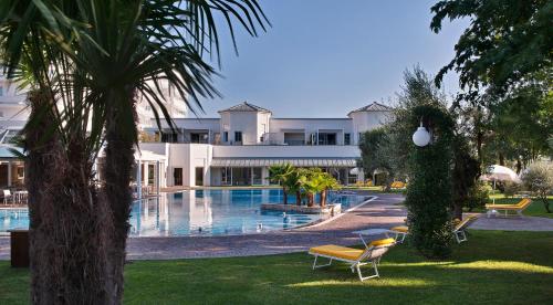 阿巴诺泰尔梅Tritone LUXURY HOTEL THERMAE & SPA的一座带游泳池和大楼的度假村