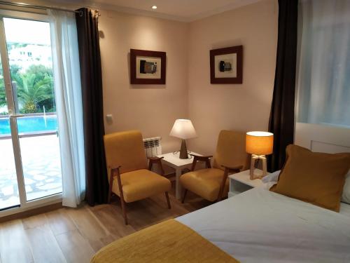 甘迪亚Berg & Zon的酒店客房带床、椅子和游泳池