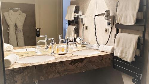 曼德琉-拉纳普勒Ermitage de l'Oasis & Spa - Cannes Mandelieu的一间带两个盥洗盆和大镜子的浴室