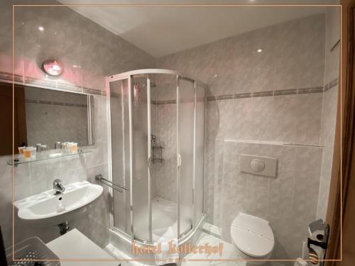 Zelená Lhota科勒霍夫酒店的带淋浴、盥洗盆和卫生间的浴室