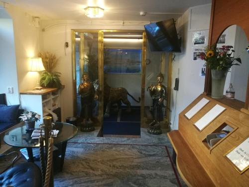 斯德哥尔摩斯德哥尔摩经典经济旅舍的一间玻璃门上带狗的客厅