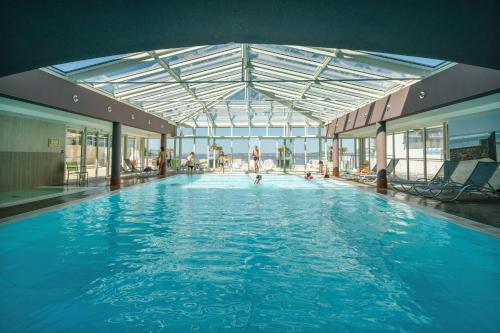 TréboulRésidence Pierre & Vacances Premium Le Coteau et la Mer的大型建筑中的大型游泳池