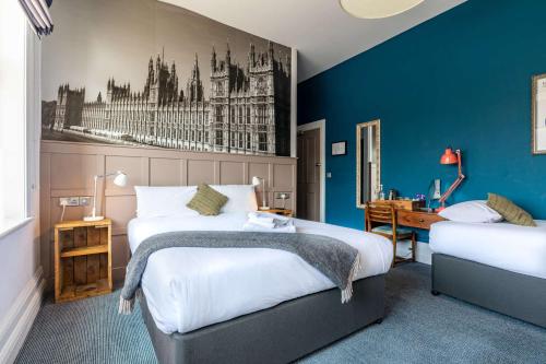 伦敦车站酒店的酒店客房配有两张床和一张书桌