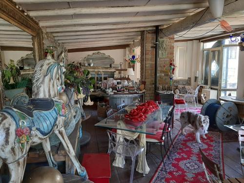RezzanoLa baia dei lupi的客厅配有桌子和马雕像