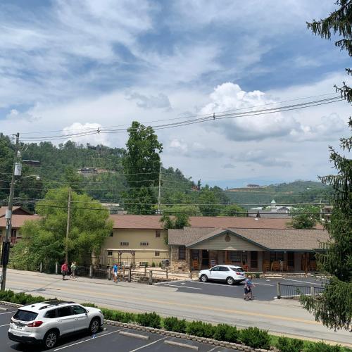 加特林堡Olde Gatlinburg Rentals的一条在大楼前停放汽车的街道