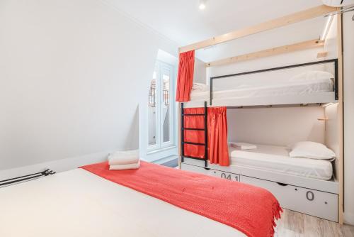 Be Lisbon Hostel Intendente客房内的一张或多张双层床