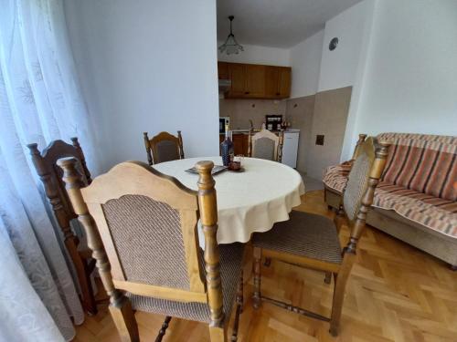 索科矿泉村Smestaj Stanisavljevic的一间带桌椅和沙发的用餐室