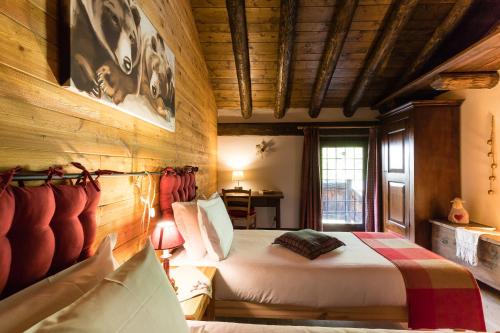 尚波尔谢Revivre Village Adults only的一间卧室设有一张床和木墙